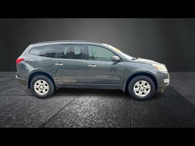 2011 Chevrolet Traverse LS CONNECTIVITY - Photo 2 - Clinton Townshi, MI 48035