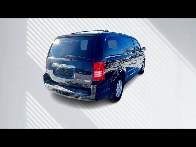 2010 Chrysler Town & Country TOURING - Photo 7 - Clinton Townshi, MI 48035
