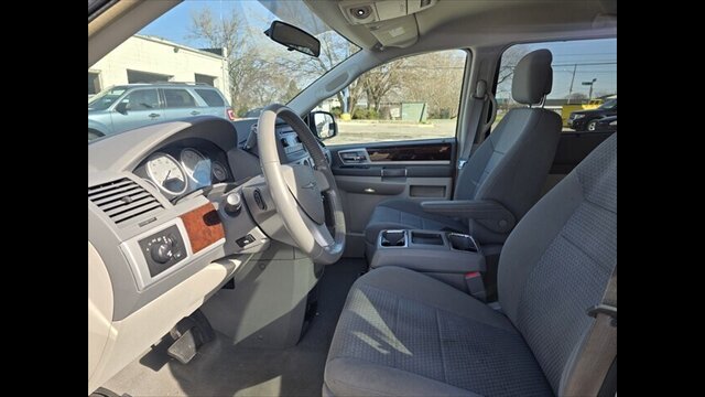 2010 Chrysler Town & Country TOURING - Photo 8 - Clinton Townshi, MI 48035