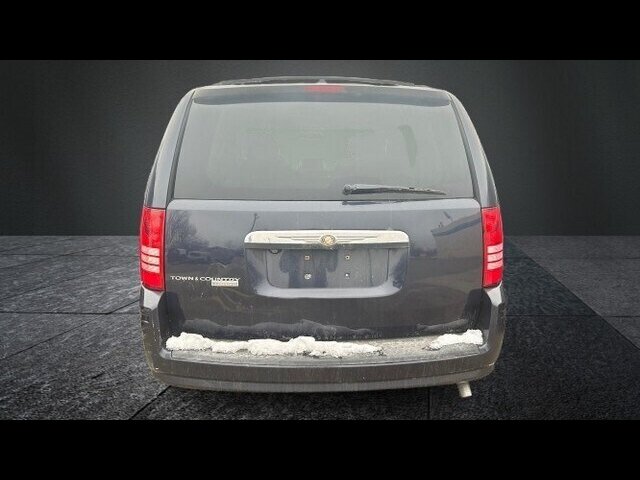 2010 Chrysler Town & Country TOURING - Photo 5 - Clinton Townshi, MI 48035