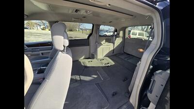 2010 Chrysler Town & Country TOURING - Photo 9 - Clinton Townshi, MI 48035