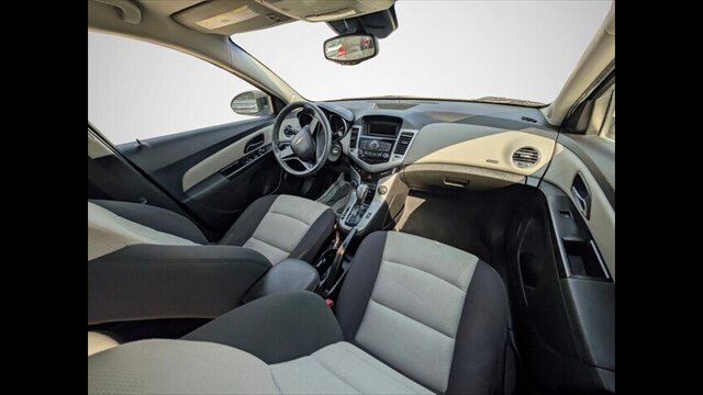 2012 Chevrolet Cruze LS-2 - Photo 9 - Clinton Townshi, MI 48035