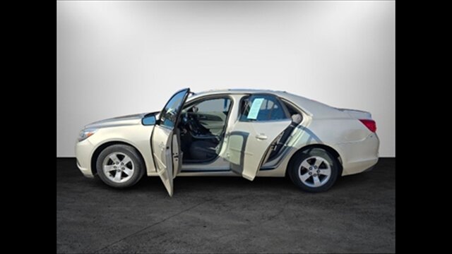 2013 Chevrolet Malibu LS - Photo 4 - Clinton Townshi, MI 48035