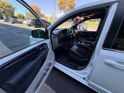 2019 Dodge Grand Caravan SXT Wheelchair Handicap Mobility REDUCED Braunability Rear Entry Wheelchair Handicap Van - Photo 17 - Phoenix, AZ 85029