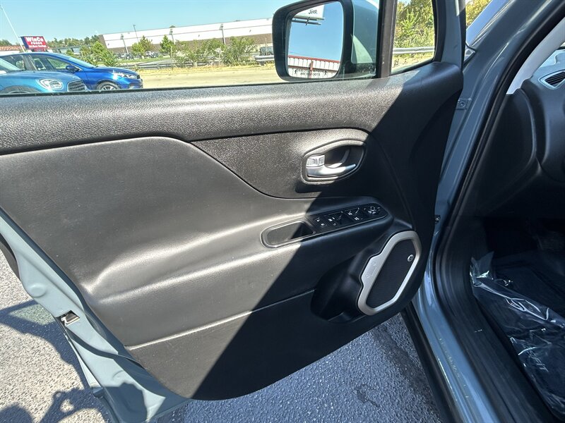 2017 Jeep Renegade Limited - Photo 14 - Oklahoma City, OK 73112