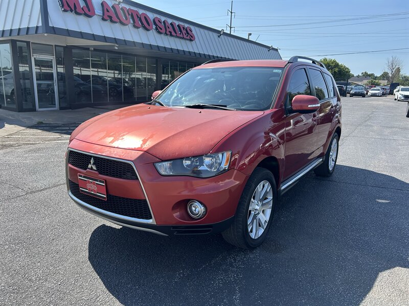 2013 Mitsubishi Outlander SE   - Photo 1 - Oklahoma City, OK 73112