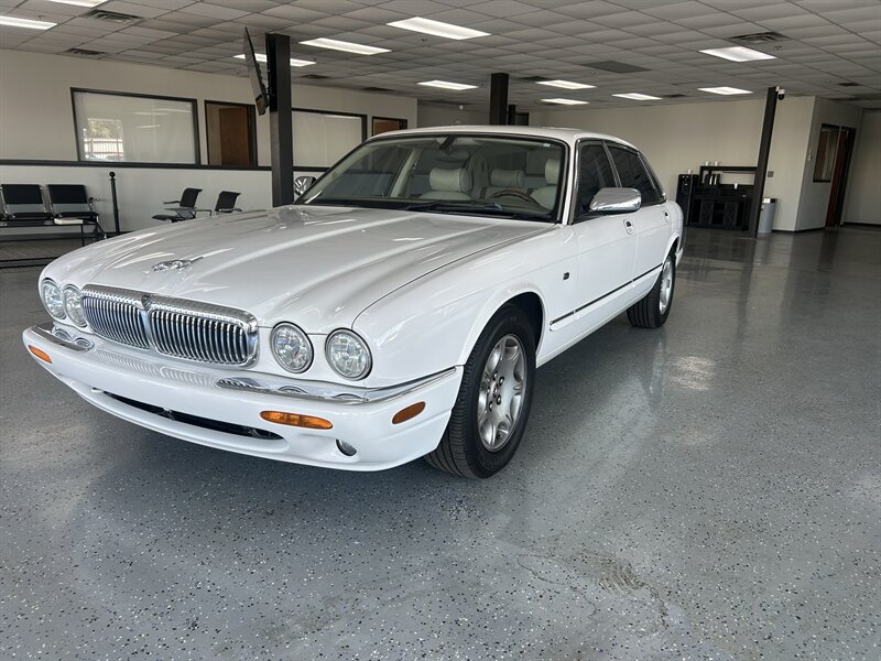 2002 Jaguar XJ8 Vanden Plas   - Photo 1 - Oklahoma City, OK 73112