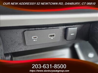 2023 Land Rover Defender 110 X-Dynamic SE   - Photo 17 - Danbury, CT 06810
