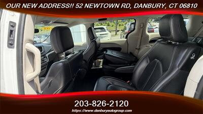 2022 Chrysler Pacifica Hybrid Touring L   - Photo 17 - Danbury, CT 06810