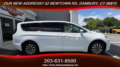 2022 Chrysler Pacifica Hybrid Touring L   - Photo 5 - Danbury, CT 06810