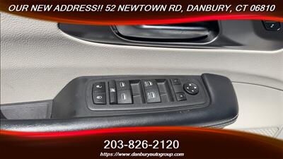 2022 Chrysler Pacifica Hybrid Touring L   - Photo 11 - Danbury, CT 06810