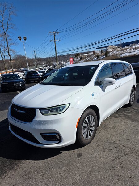 2022 Chrysler Pacifica Hybrid Touring L   - Photo 1 - Danbury, CT 06810