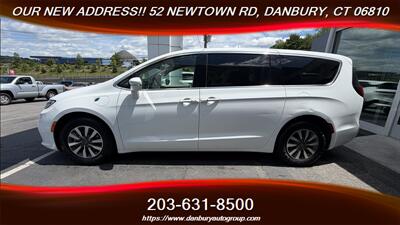 2022 Chrysler Pacifica Hybrid Touring L   - Photo 1 - Danbury, CT 06810