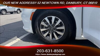2022 Chrysler Pacifica Hybrid Touring L   - Photo 8 - Danbury, CT 06810