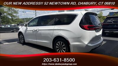 2022 Chrysler Pacifica Hybrid Touring L   - Photo 2 - Danbury, CT 06810