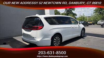 2022 Chrysler Pacifica Hybrid Touring L   - Photo 4 - Danbury, CT 06810