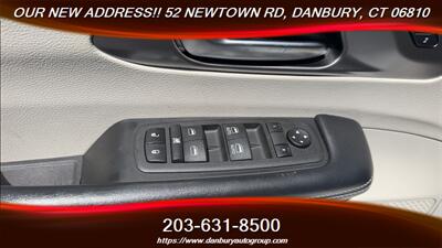 2022 Chrysler Pacifica Hybrid Touring L   - Photo 10 - Danbury, CT 06810