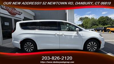2022 Chrysler Pacifica Hybrid Touring L   - Photo 6 - Danbury, CT 06810