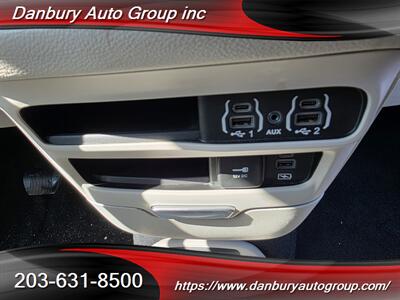 2022 Chrysler Pacifica Hybrid Touring L   - Photo 11 - Danbury, CT 06810