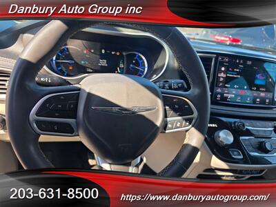 2022 Chrysler Pacifica Hybrid Touring L   - Photo 12 - Danbury, CT 06810