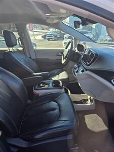 2022 Chrysler Pacifica Hybrid Touring L   - Photo 8 - Danbury, CT 06810