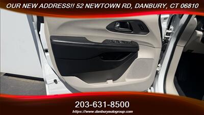 2022 Chrysler Pacifica Hybrid Touring L   - Photo 9 - Danbury, CT 06810