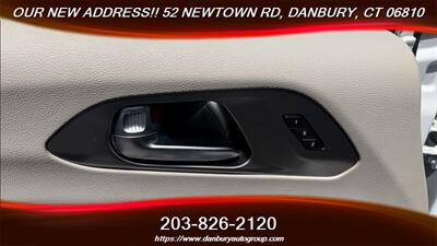 2022 Chrysler Pacifica Hybrid Touring L   - Photo 12 - Danbury, CT 06810