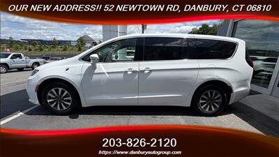 2022 Chrysler Pacifica Hybrid Touring L   - Photo 2 - Danbury, CT 06810