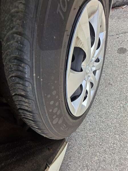 2021 Toyota Corolla LE - Photo 5 - Danbury, CT 06810