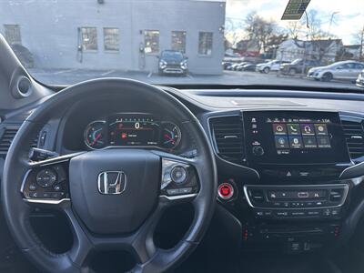 2022 Honda Pilot Touring w/Rear Captain's Chairs   - Photo 10 - Danbury, CT 06810
