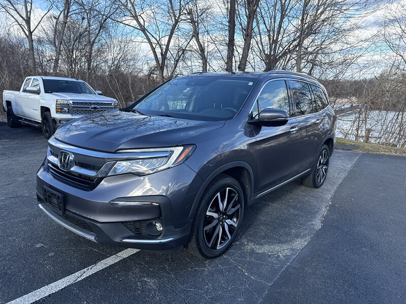 2022 Honda Pilot Touring w/Rear Captain's Chairs  