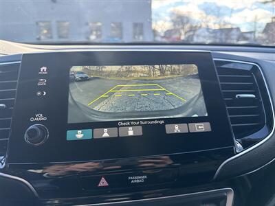 2022 Honda Pilot Touring w/Rear Captain's Chairs   - Photo 12 - Danbury, CT 06810