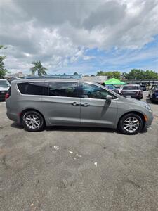 2022 Chrysler Pacifica Touring   - Photo 4 - 