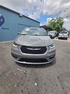 2022 Chrysler Pacifica Touring   - Photo 2 - 