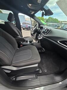 2022 Chrysler Pacifica Touring   - Photo 15 - 