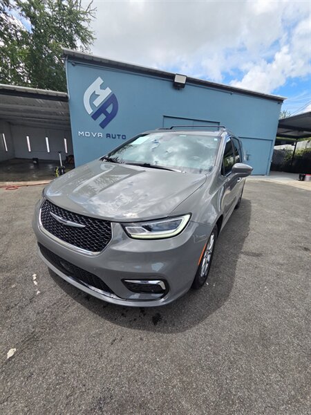 2022 Chrysler Pacifica Touring   - Photo 1 - 