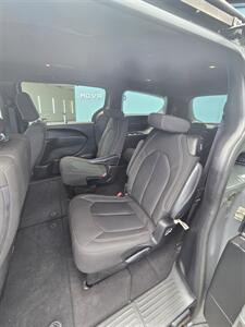 2022 Chrysler Pacifica Touring   - Photo 12 - 