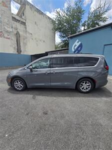 2022 Chrysler Pacifica Touring   - Photo 8 - 