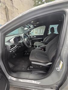 2022 Chrysler Pacifica Touring   - Photo 11 - 
