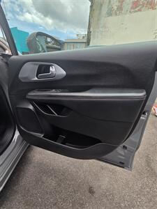 2022 Chrysler Pacifica Touring   - Photo 14 - 