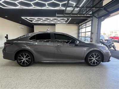2022 Toyota Camry SE   - Photo 2 - Bullhead City, AZ 86442