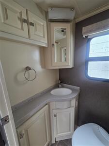 2013 Tiffin allegro breeze   - Photo 16 - Bullhead City, AZ 86442