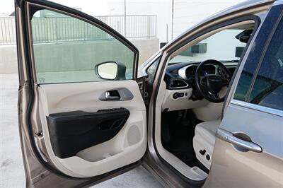 2018 Chrysler Pacifica Hybrid Touring L - Photo 12 - Spanish Fork, UT 84660