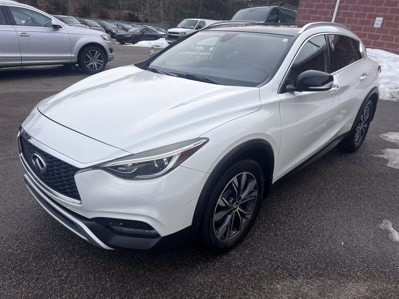 2017 INFINITI QX30 Luxury  