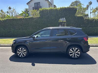 2022 Volkswagen Taos SE   - Photo 2 - Los Angeles, CA 90017