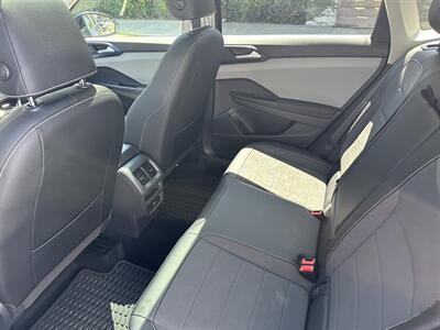 2022 Volkswagen Taos SE   - Photo 11 - Los Angeles, CA 90017