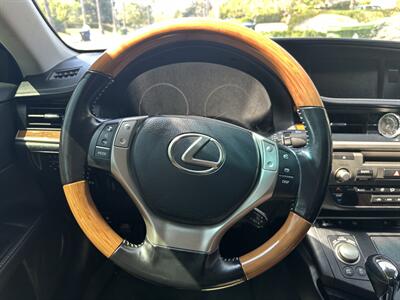 2015 Lexus ES 300h   - Photo 15 - Los Angeles, CA 90017
