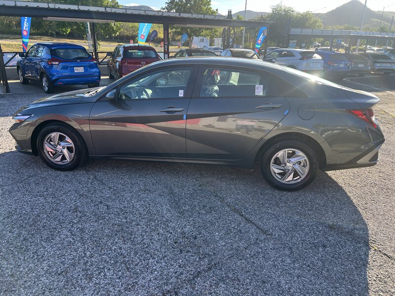 2025 Hyundai ELANTRA SE  