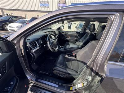 2018 Toyota Highlander Limited   - Photo 5 - Muskego, WI 53150