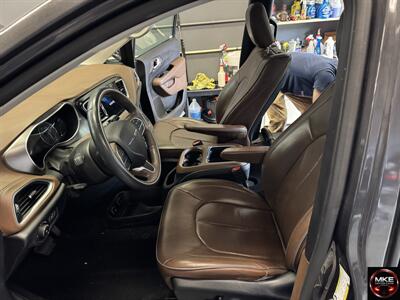2017 Chrysler Pacifica Limited - Photo 2 - Muskego, WI 53150